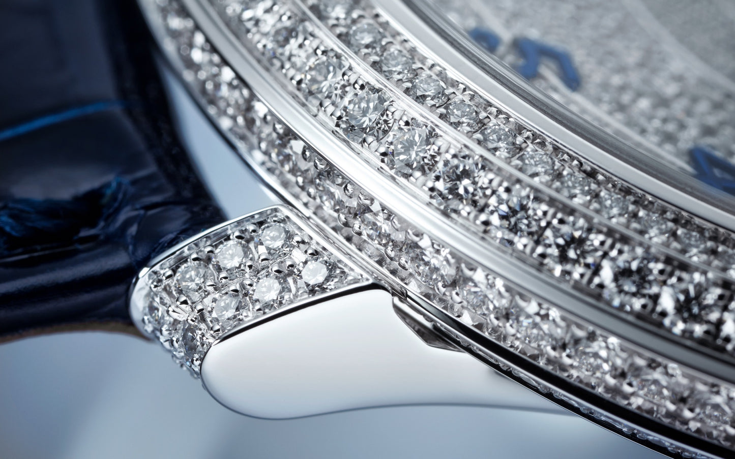 Patek Philippe Calatrava Diamond Ribbon Joaillerie Ladies, 18kt White Gold set with 770 Diamonds: ~4,4ct, 36,5mm, Ref# 4978/400G-001, Lugs