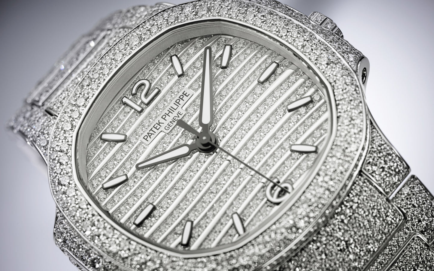 Patek Philippe Nautilus Haute Joaillerie Ladies Automatic Watch, 18K White Gold and Diamonds, 35,2mm, Ref# 7118/1450G-001, Hands