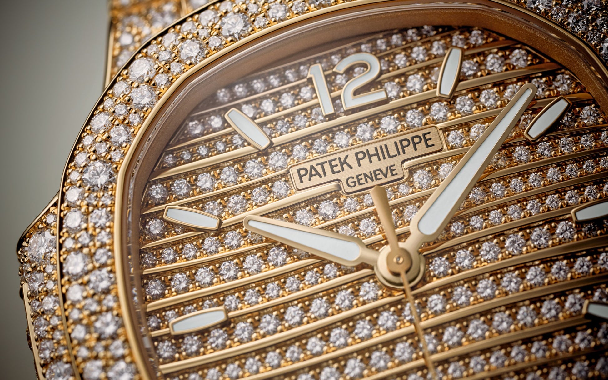 Patek Philippe Nautilus Haute Joaillerie Ladies Automatic Watch, 18K Rose Gold and Diamonds, 35,2mm, Ref# 7118/1450R-001, Hands